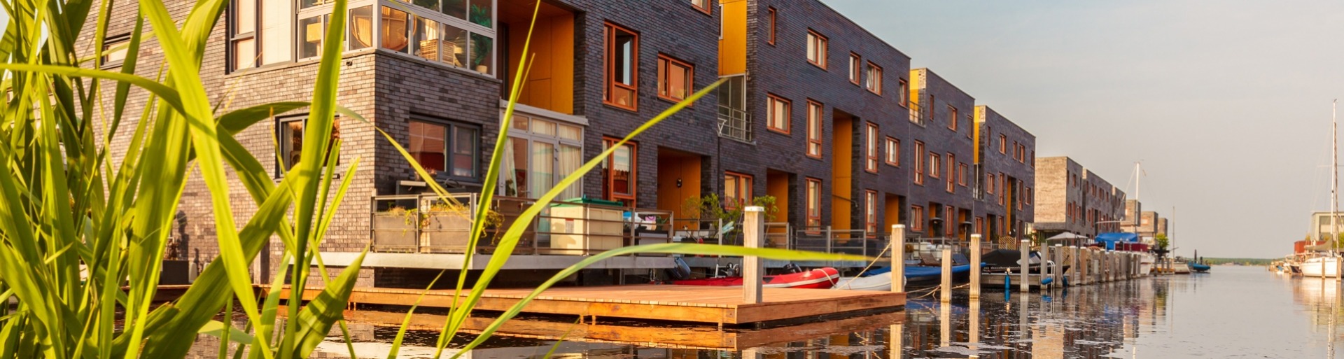 Een rij huizen bij het water in Almere